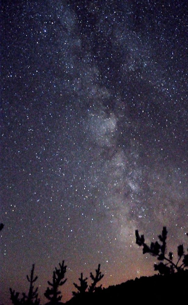 Voie lactée d'une nuit d'été en montagne. 