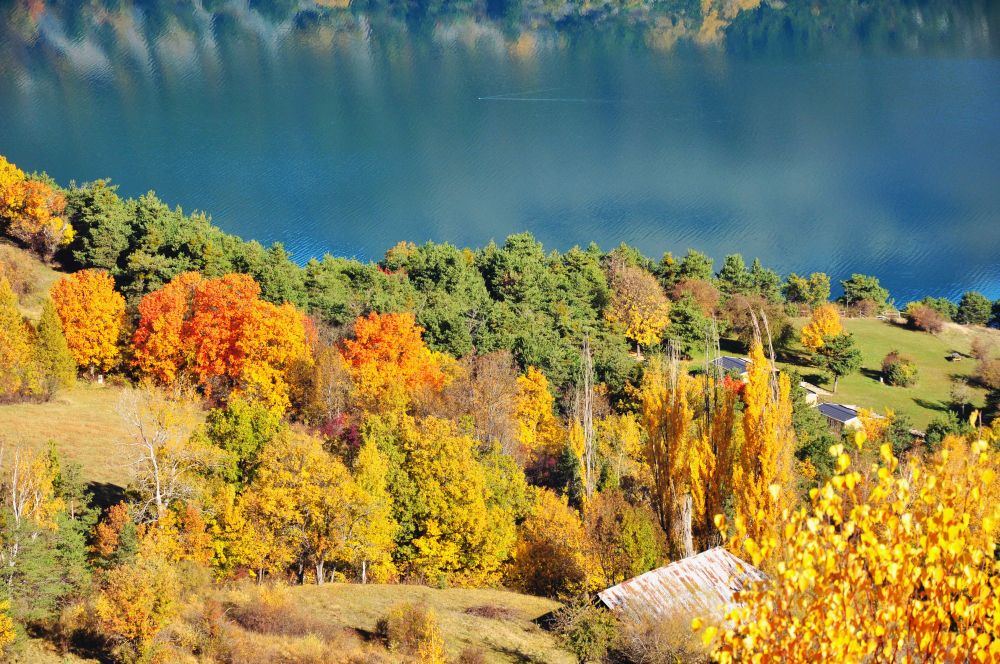 Le lac de Serre-Ponçon, en automne. 