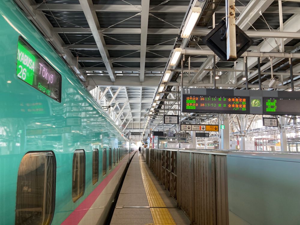 新青森駅、発車前のE5系