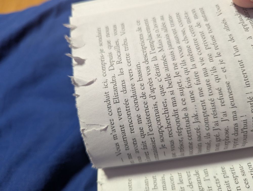 Haut de page complètement déchiré, mais les feuilles sont libres