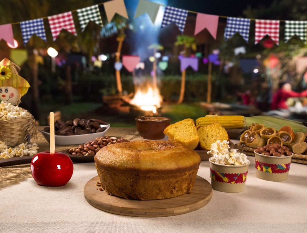 typical festa junina food: maçã do amor, candied apple, roasted peanuts, corn cake, popcorn, dulce de leche cones, canjica, pinhão and corn. Basically peanuts and corn make everything 🙏