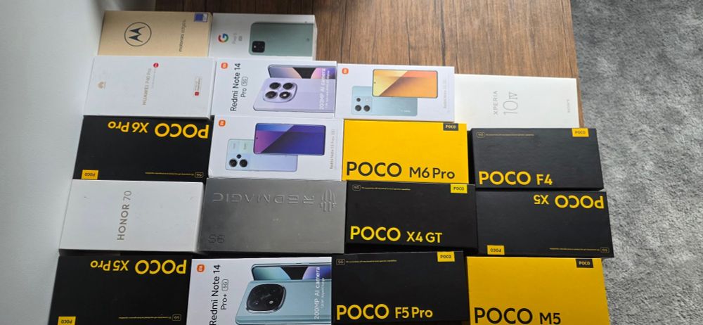 Das Bild zeigt eine beeindruckende Sammlung von Smartphone-Verpackungen, ordentlich auf einem Tisch ausgelegt. Die Geräte stammen von verschiedenen Herstellern, wobei viele Modelle aus dem **POCO-** und \*\*Redmi-\*\*Portfolio von Xiaomi vertreten sind. Hier ist eine Liste der auf dem Bild sichtbaren Modelle, sortiert nach Marken:

---

### 📱 **POCO (Xiaomi)**

* POCO X6 Pro
* POCO X5 Pro
* POCO F4
* POCO X5
* POCO F5 Pro
* POCO X4 GT
* POCO M6 Pro
* POCO M5

### 📱 **Redmi (Xiaomi)**

* Redmi Note 14 Pro 5G (2x)
* Redmi Note 13 Pro+ 5G
* Redmi Note 13 5G

### 📱 **HONOR**

* HONOR 70

### 📱 **HUAWEI**

* Huawei P40 Pro

### 📱 **Motorola**

* Motorola Edge 40

### 📱 **Google**

* Pixel 5

### 📱 **Sony**

* Xperia 10 V

### 📱 **REDMAGIC**

* REDMAGIC 8S Pro (Gaming Phone – unverwechselbar durch die metallische Verpackung)

---

### 🎯 Bemerkungen:

* Insgesamt sind 19 Verpackungen zu sehen.
* Die große Dominanz der Marke **POCO** zeigt eine klare Ausrichtung auf leistungsstarke, preiswerte Geräte – oft im Gaming- oder Performance-Bereich.
* Auch neue Midrange-Modelle wie **Redmi Note 14 Pro** und **HONOR 70** sind vertreten.
* Die Auswahl deutet auf eine breite Test- oder Vergleichssammlung hin – etwa für Reviews, Benchmarks oder Medienberichte.

Wenn du möchtest, kann ich dir daraus auch ein Social-Media-Post, eine Infografik oder eine Vergleichstabelle mit Specs erstellen. Sag einfach Bescheid.
