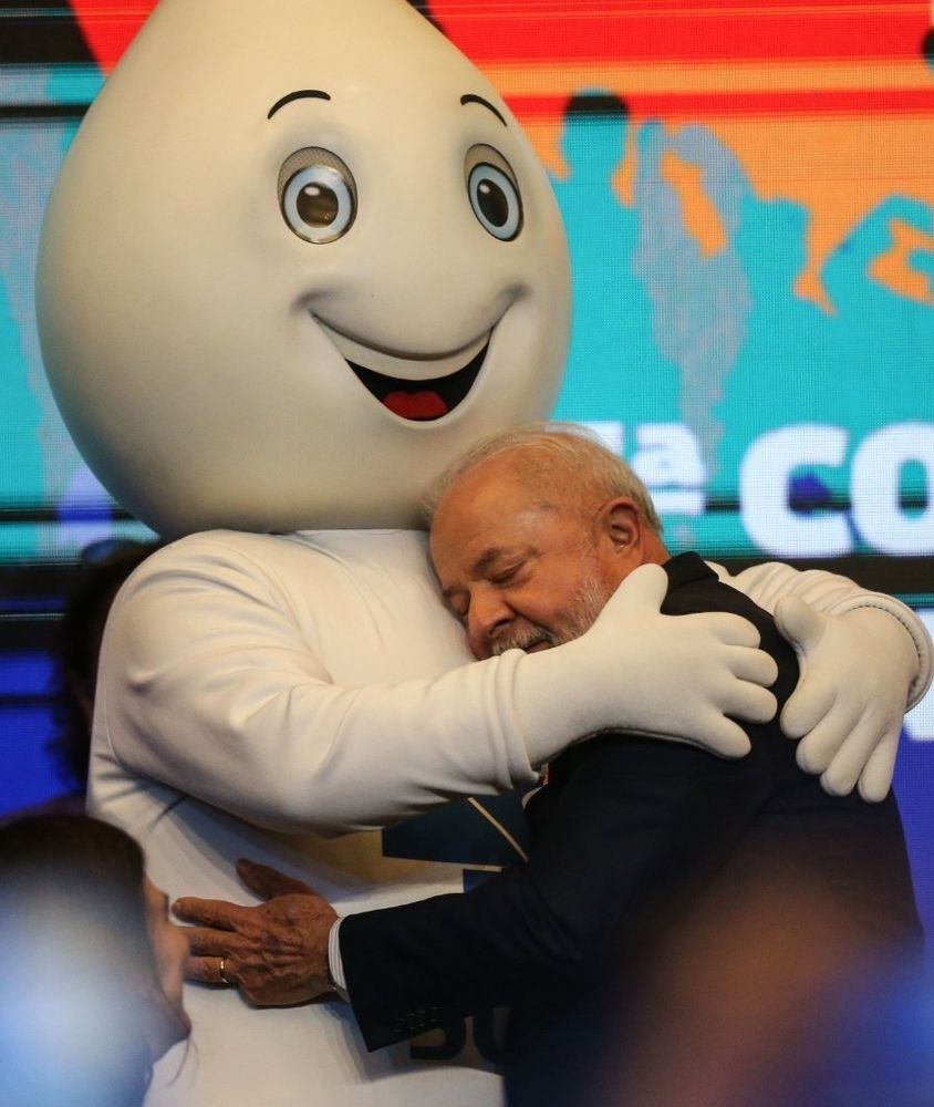 Foto do presidente Lula abraçando o Zé Gotinha