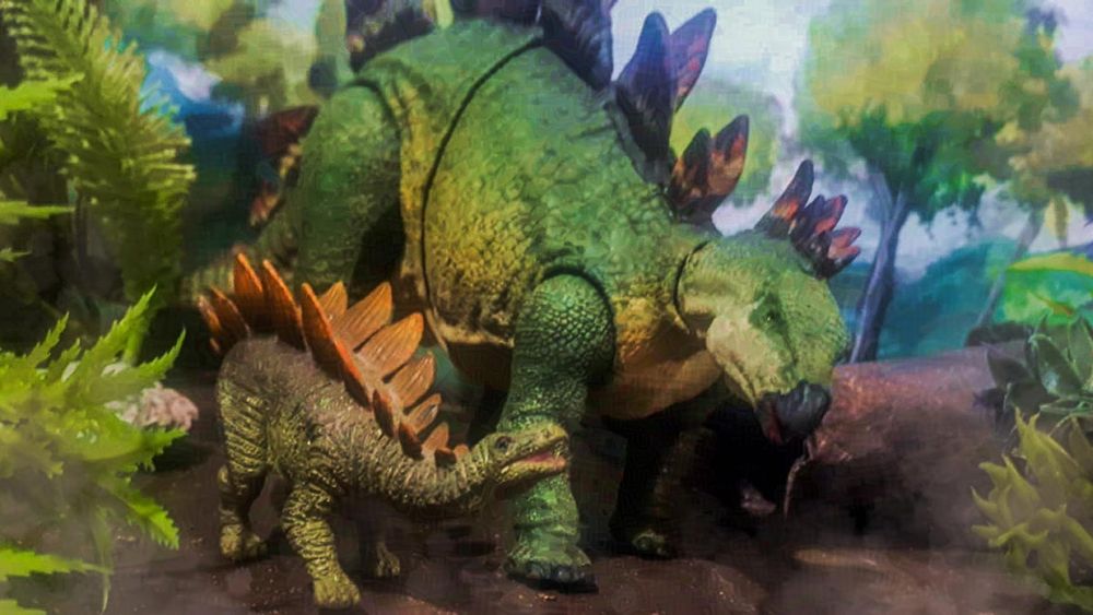 Figura de un Stegosaurus y su cria 