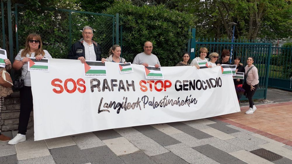 Activistas con una pancarta contra el genocidio de Israel en Gaza: "SOS Rafah. STOP genocidio". Hoy en Baracaldo, País Vasco.