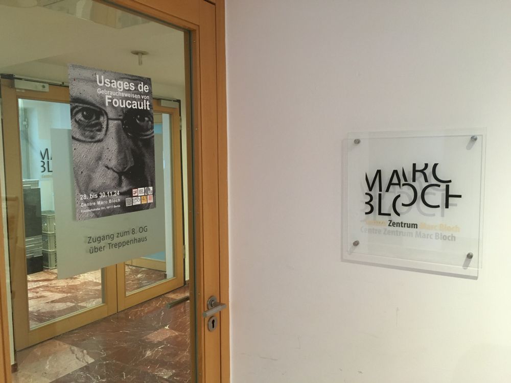 Bild des Eingangsbereichs am Centre Marc Bloch, mit Plakat der Tagung "Usages de Foucault"
