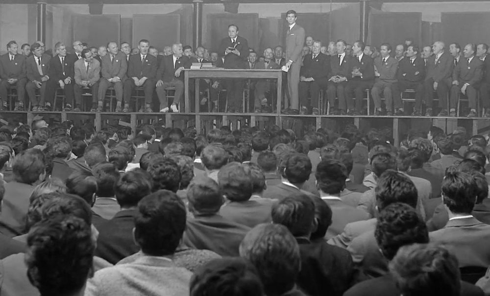 영화'심판' 의 한장면
앞뒤로 빽빽하게 들어찬 군중이 법관탁자옆에 서있는 주인공을 바라보고있다