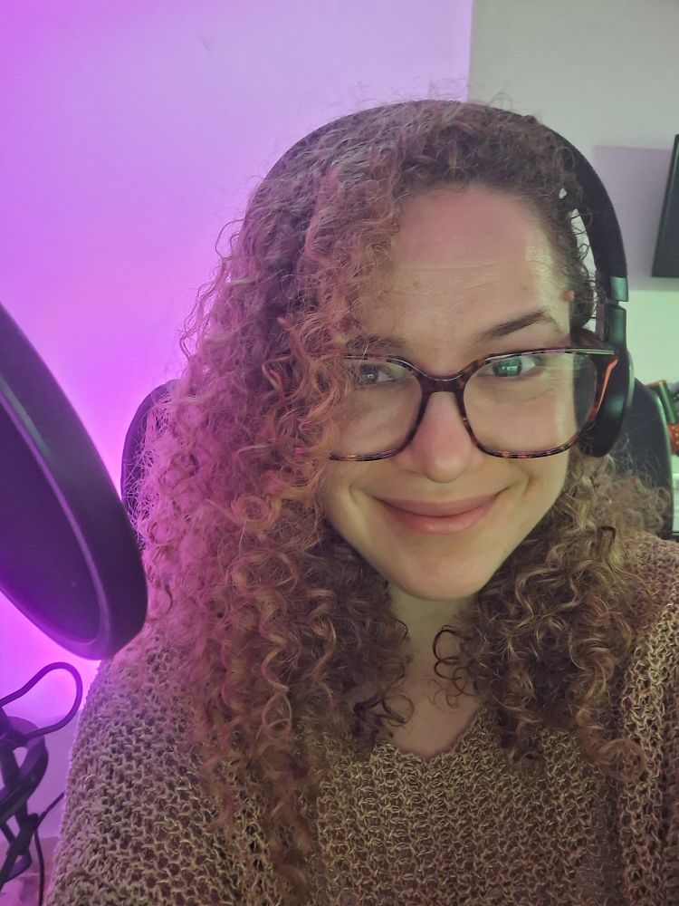 Selfie avec mon casque et devant le micro, avec en arrière plan de la lumière violette.