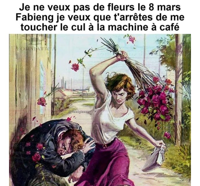 Femme en tshirt et jupe longue qui frappe avec un bouquet de roses un homme recroquevillé pour se protéger des coups et qui dit: "Je ne veux pas de fleurs le 8 mars Fabieng je veux que t'arrêtes de me toucher le cul à la machine à café"