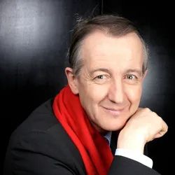 portrait de Christophe Barbier, sa main sous le menton, léger sourire