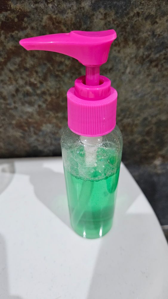 Foto de un bote chorrificador con lavavajillas + agua