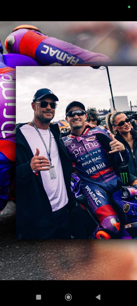 Chris Hemsworth und Jack Miller Arm in Arm