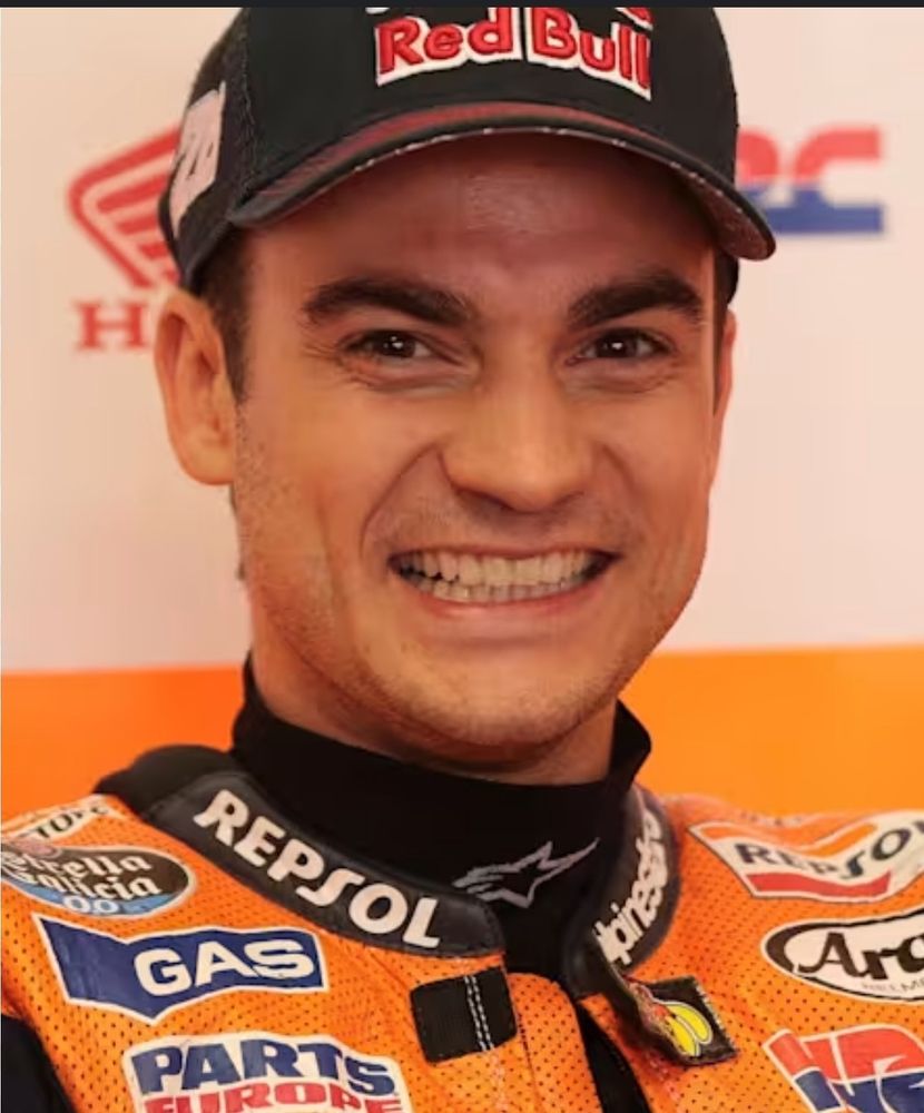 Lachend, der stille Samurai Dani Pedrosa mit Red Bull Kappe und Honda Racing Kluft