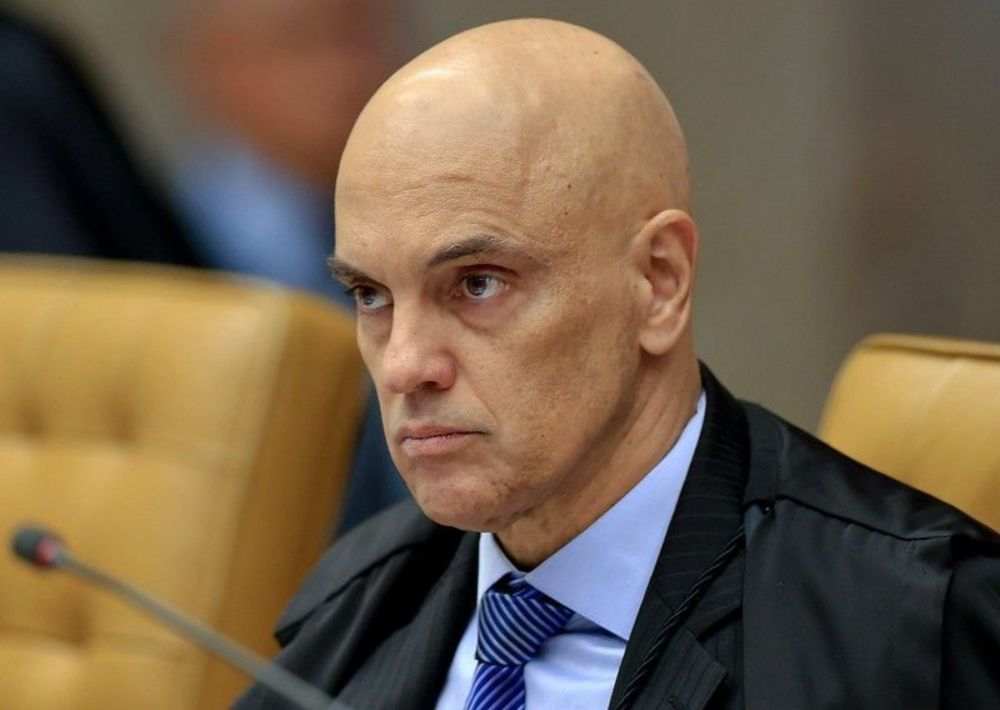 Alexandre de Moraes ordena suspensão imediata do X no Brasil