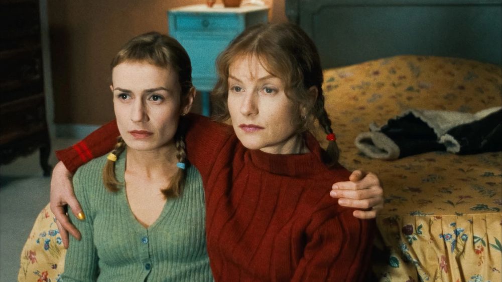 Sandrine Bonnaire and Isabelle Huppert just watching TV and not being crazy at all in LA CÉRÉMONIE