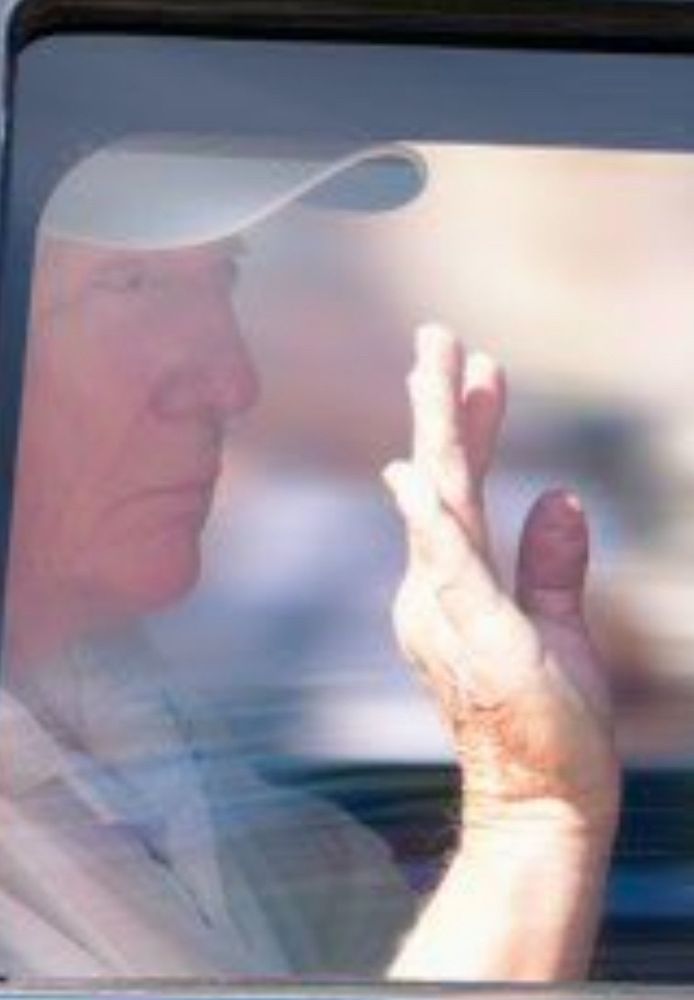 Trump waving from within his presidential limo showing the world his moulting, blotchy hand, September 1, 2025