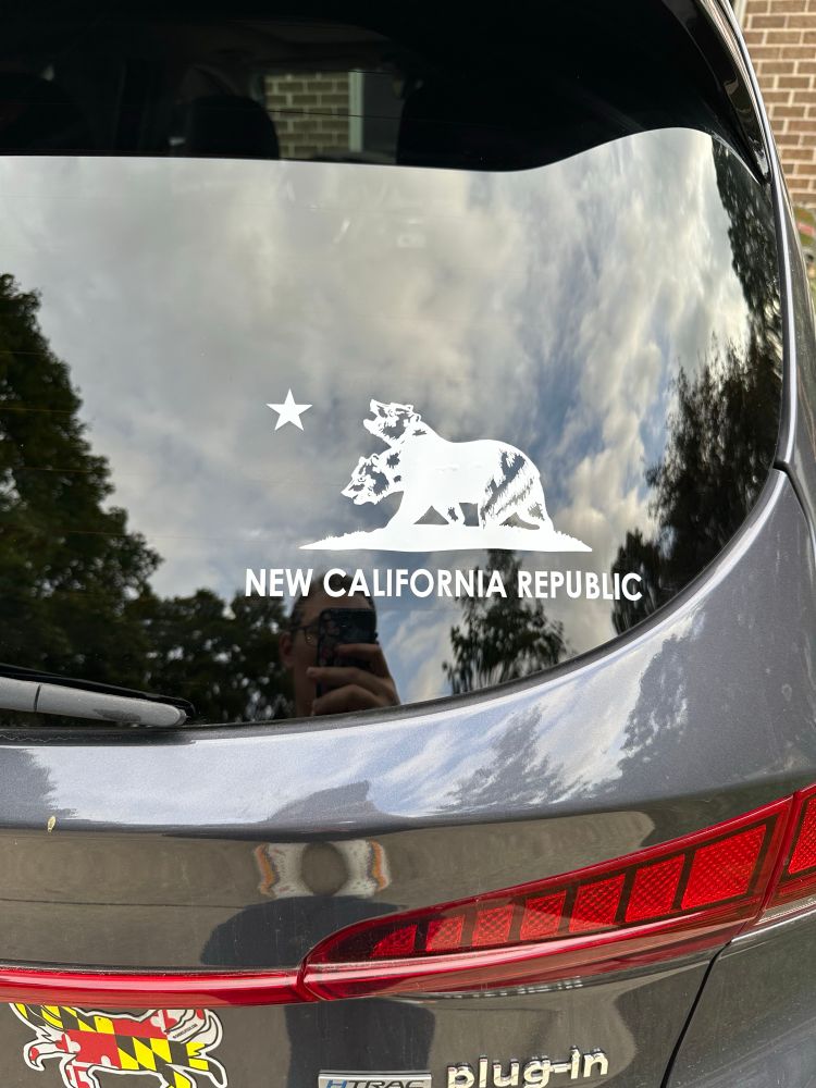 The back of a car, with a decal of the flag of the New California Republic 
