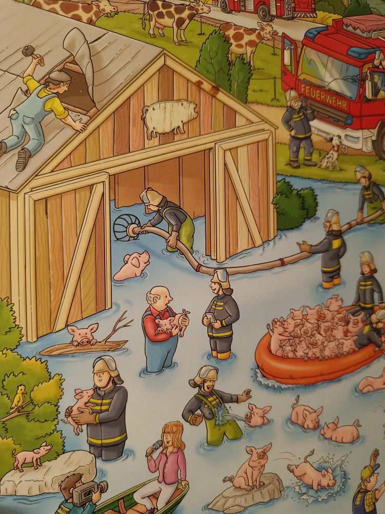 Wimmelbuch Feuerwehr. Riesen see in der Mitte. Sieht aus als wäre es dort sonst eher nur eine Wiese. Eine Scheunen steht auf der Wiese. Ein/e/* Handwerker/*/in repariert das hochgewellte Blech Dach der Scheune. Überall sind Feuerwehr Leute. Und Schweine schwimmen und Baden in der Pfütze.  Die Feuerwehr pumpt das Wasser raus. Da ist noch viel mehr zu sehen aber es ist halt zu viel.