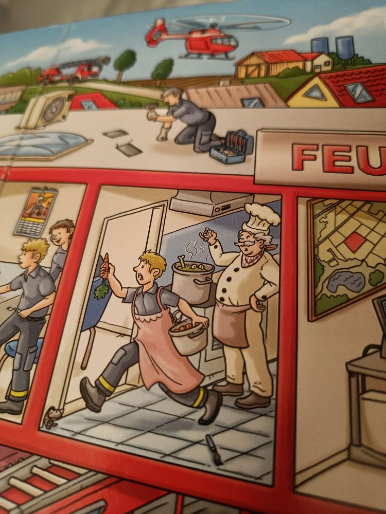 Bild eines Kinder Feuerwehr Wimmelbuches .
Nur für Küche ab fotografiert. Man sieht einen Koch und Stunden Topf aus dem zwei Augen heraus schauen.