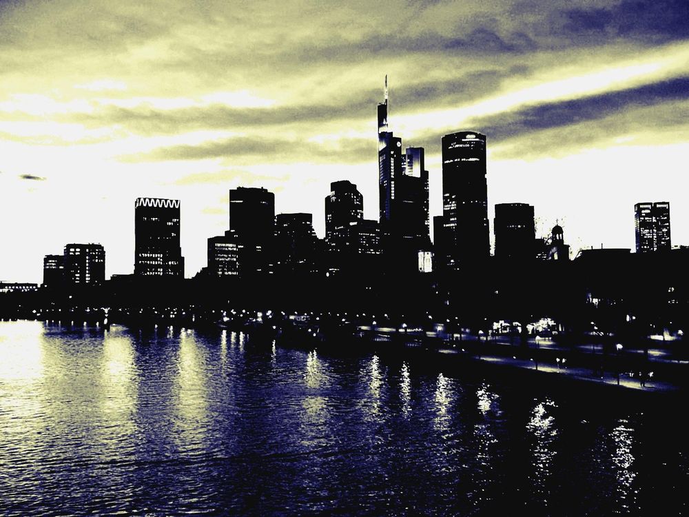 Auf einem Foto ist die Skyline von Frankfurt am späten Abend zu sehen.