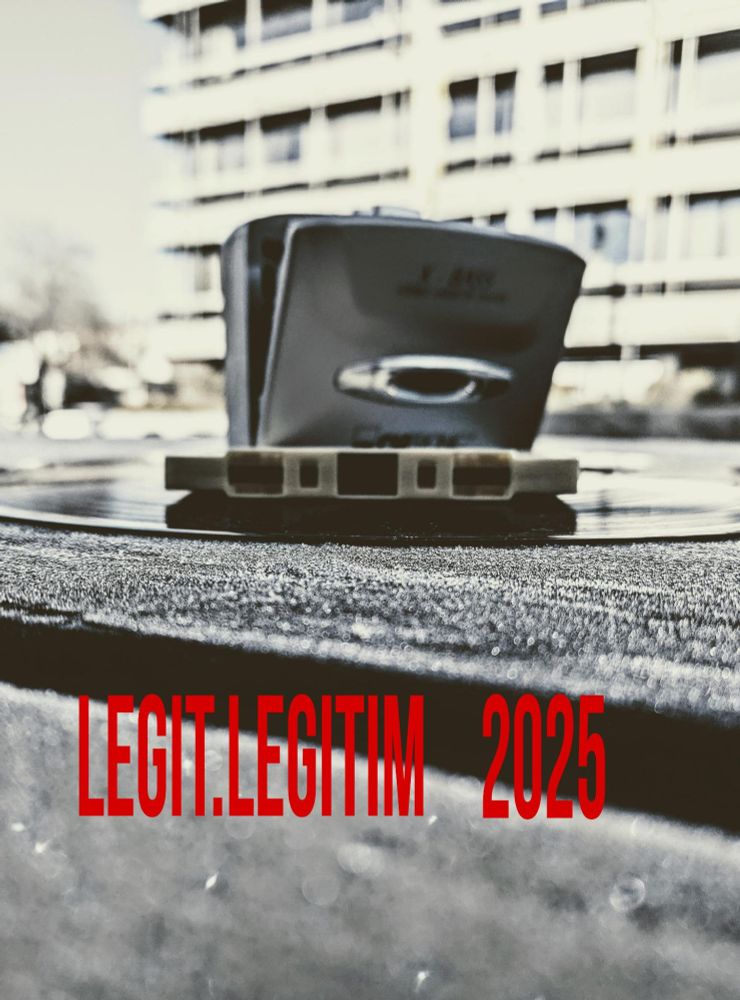 Das Foto zeigt einen Walkman und eine MC, die auf einer LP liegen.