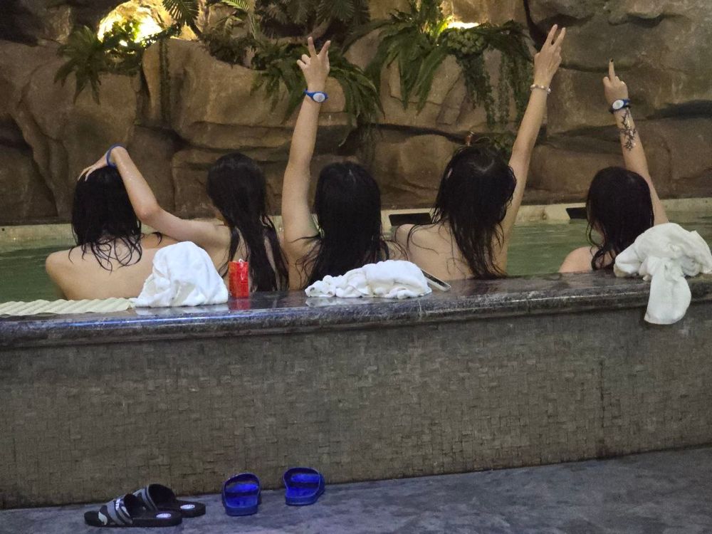 五个小药娘坐在公共浴池中