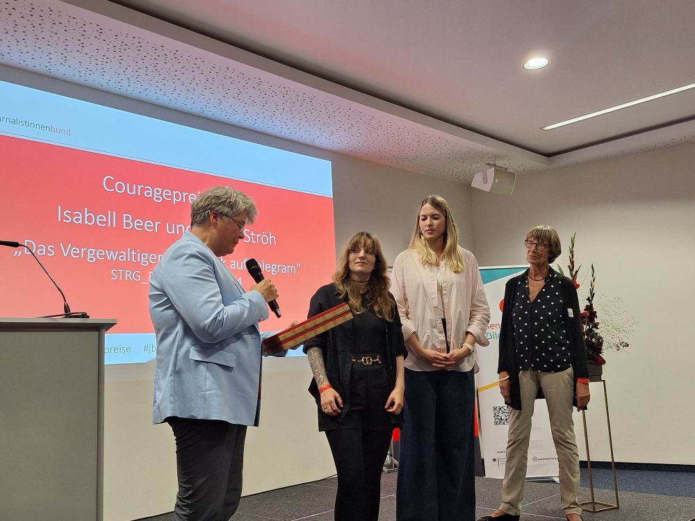 Vier Frauen auf einer Bühne 