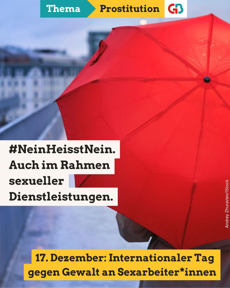 Ein Foto von einer Frau mit rotem Regenschirm von hinten in Stadtkulisse. Foto: Andrey Zhuravlev, 2021, istock.