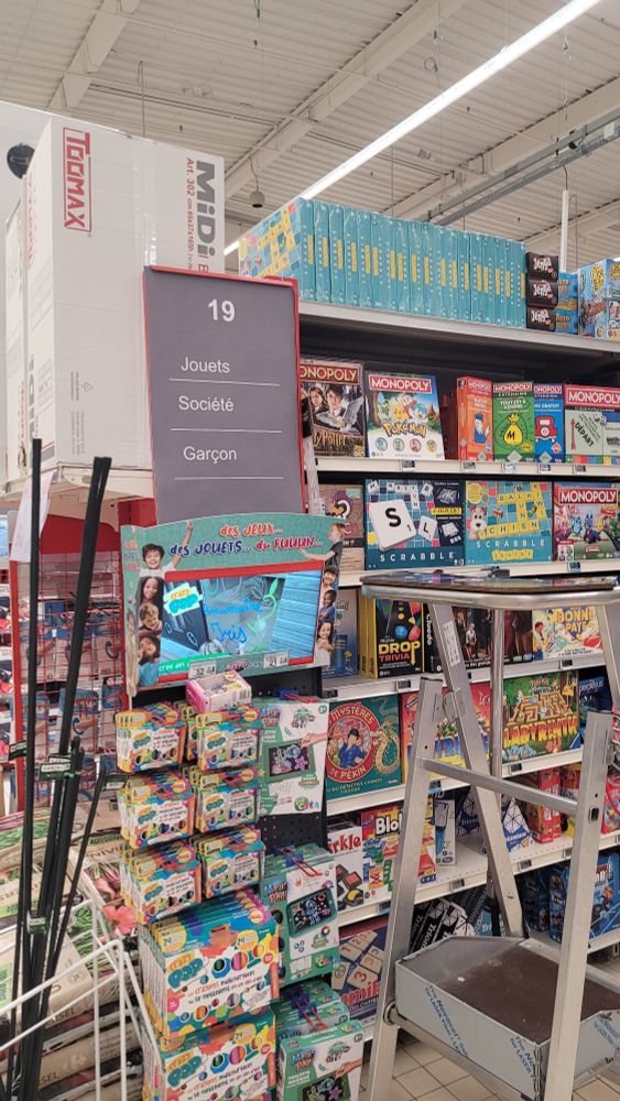 Rayon supermarché, un écriteau dit "Jouets, sociétés, garçons"