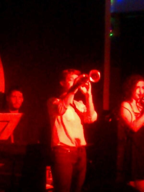 Aurora Nealand blåser i sin sopransaxofon ut över ett dansgolv med folk i 1930-talsklädsel (som inte syns på bilden) i Köpenhamn 2014.