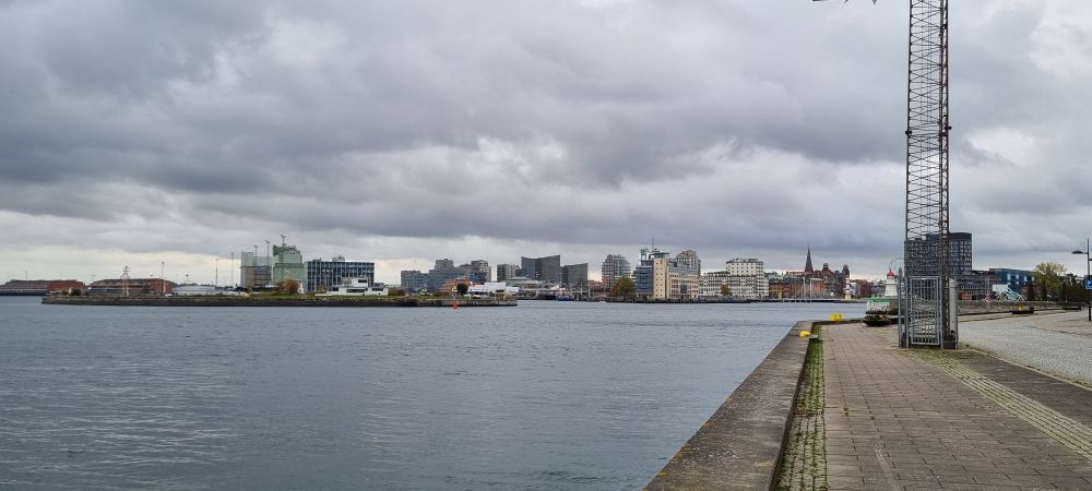 Malmös profil under gråskiftande moln.