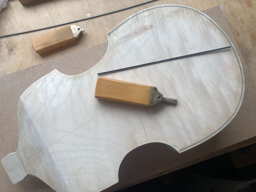 Inlaying the perfling strip in the lower bouts