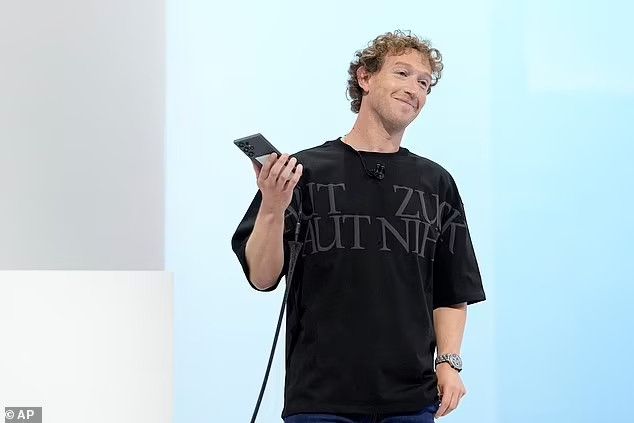 메타 CEO 마크 저커버그가 "Aut Zuck aut nihil"라는 문구가 적힌 검은색 티셔츠를 입고 오른손에는 스마트폰을 들고 있는 사진