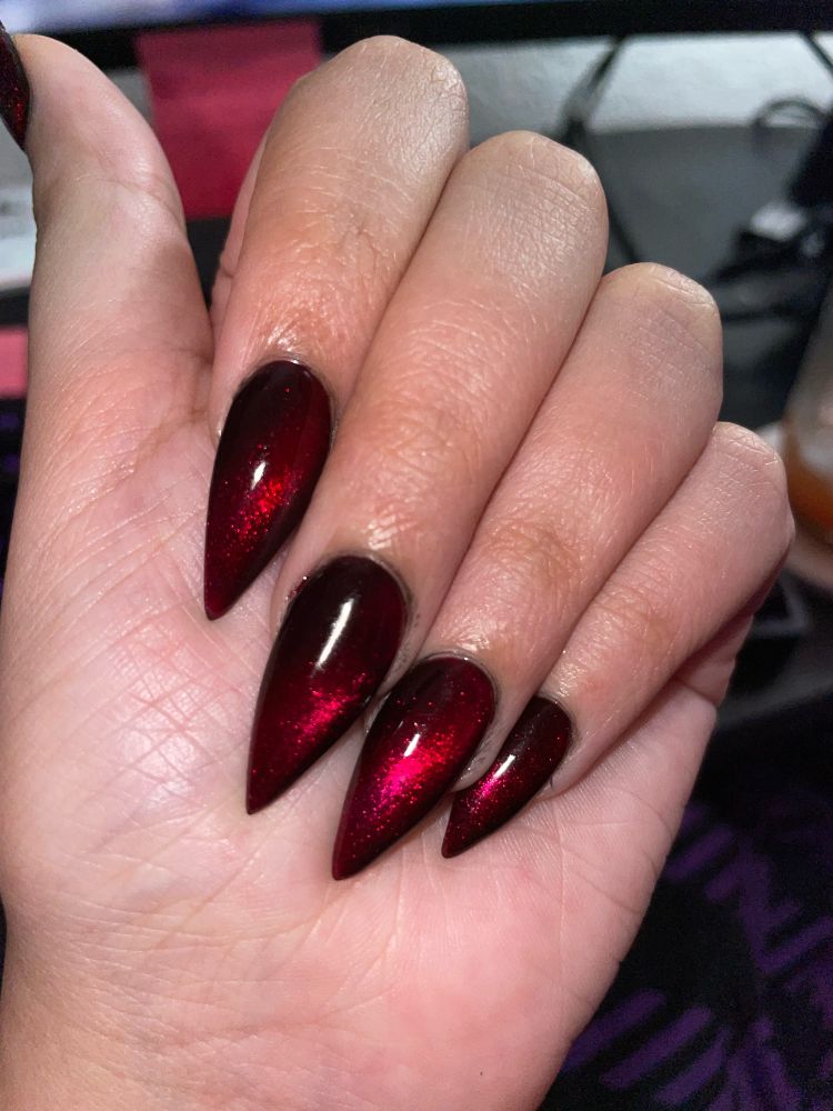 red glittery cateye polish stiletto nails