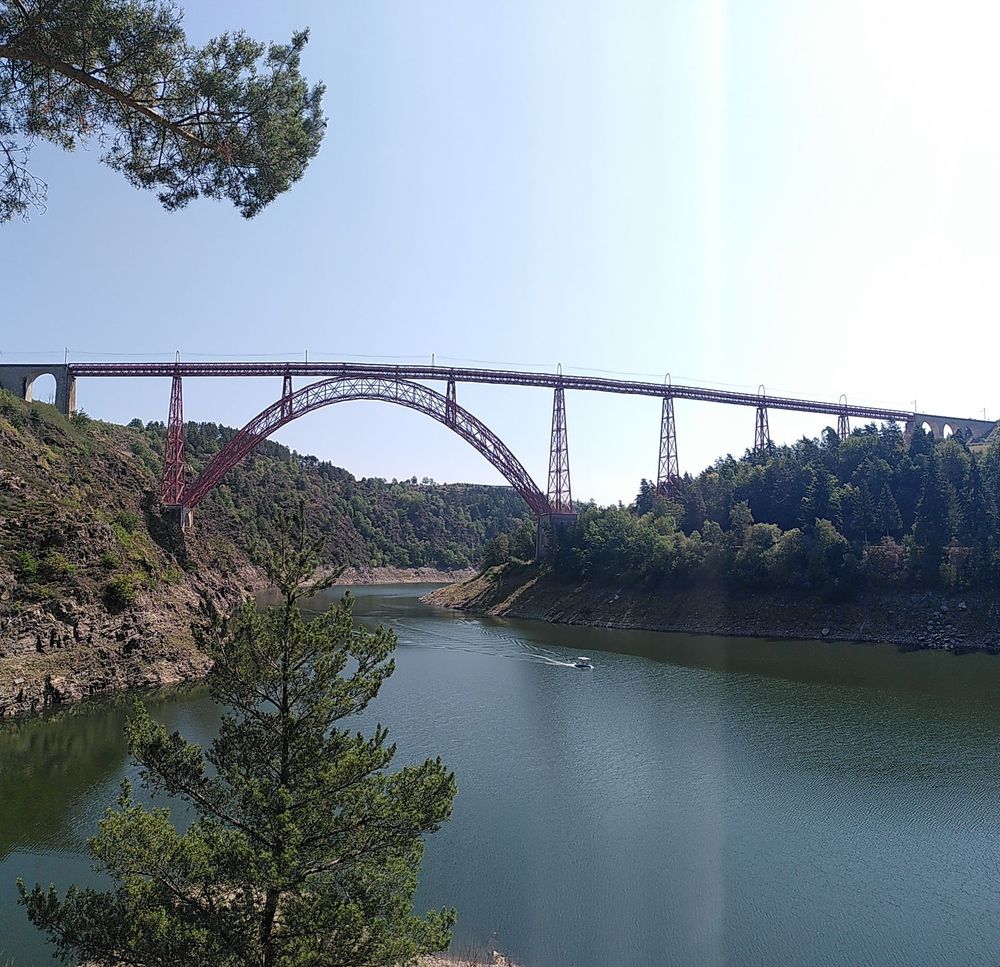 Photo du viaduc de Garabit, situé à Ruynes-en-Margeride dans le Cantal et construit par Gustave Eiffel en 1884. La photo est prise en contrebas depuis les berges de la Truyère.
