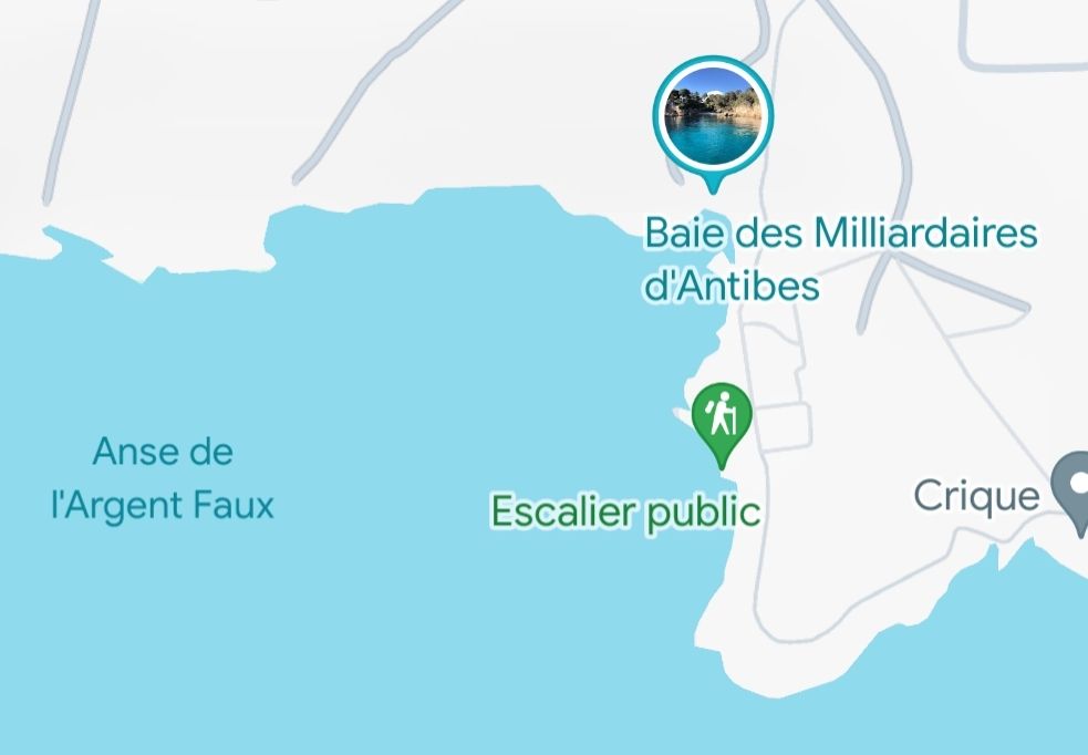 Detail-Screenshot von Google Maps. Darauf zu sehen: Meer und Land. Eine Bucht ist benannt: Anse de l'Argent Faux (Bucht des Falschgeldes) und eine Bucht ist benannt als 'Baie des Milliardaires d'Antibes'