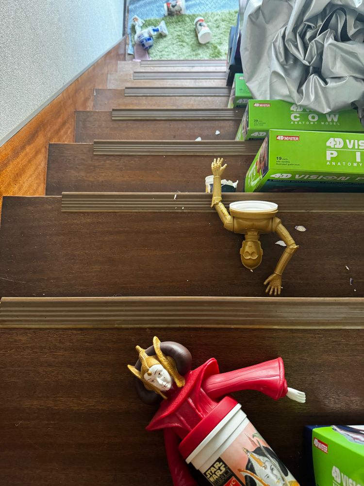 大事にしてたKFCのノベルティSWも経年劣化もあってプラスチックが粉々に💦