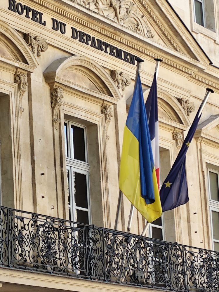 Façade hôtel du département à Avignon avec trois drapeaux, Ukraine, France et Europe 