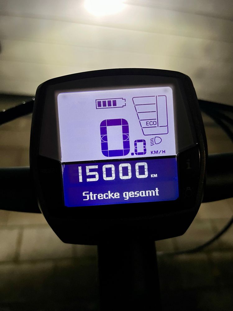 Tacho des kleinen roten E-Bikes zeigt 15.000 km an.