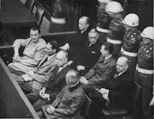 Auf der Anklagebank, von links: Göring, Heß, von Ribbentrop, Keitel (vorne), Dönitz, Raeder, von Schirach und Sauckel (dahinter).