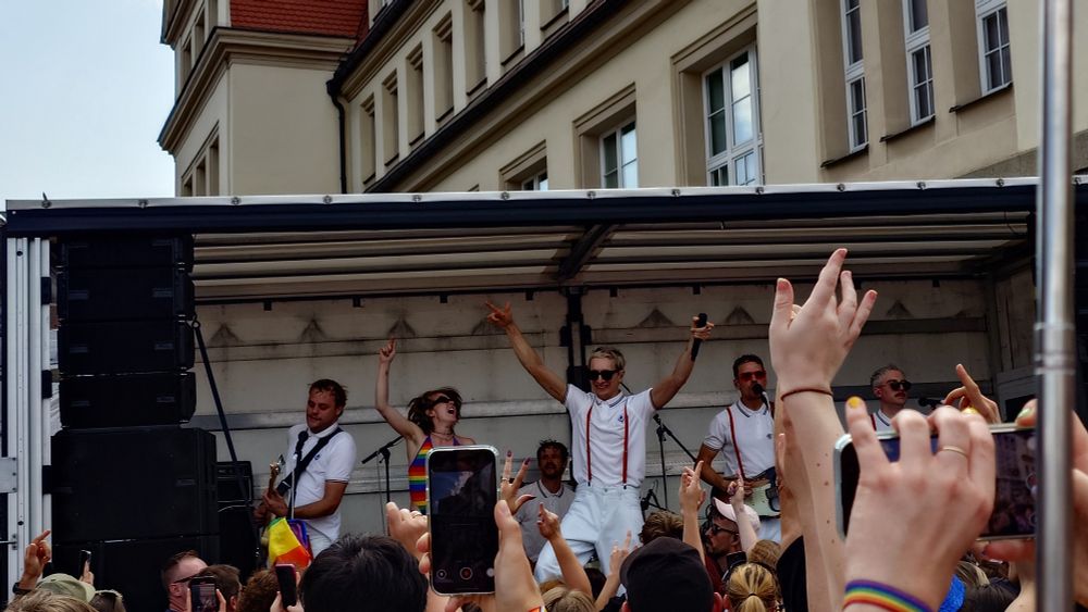 Kraftklub auf der Bühne