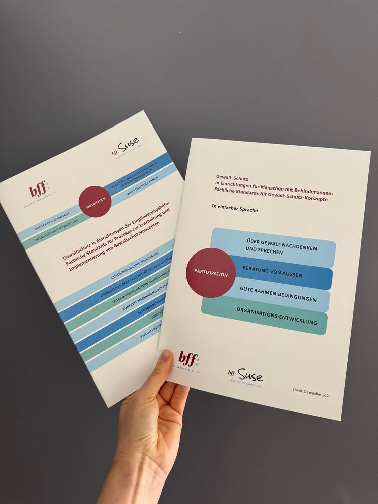Das Bild zeigt zwei Hefte.
Der Titel vom Heft ist:
Gewalt-Schutz in Einrichtungen für Menschen mit Behinderungen.
Es geht um Regeln, wie man Menschen dort besser vor Gewalt schützen kann.
Die Hefte sind in einfachen und schweren Sprachen geschrieben.

