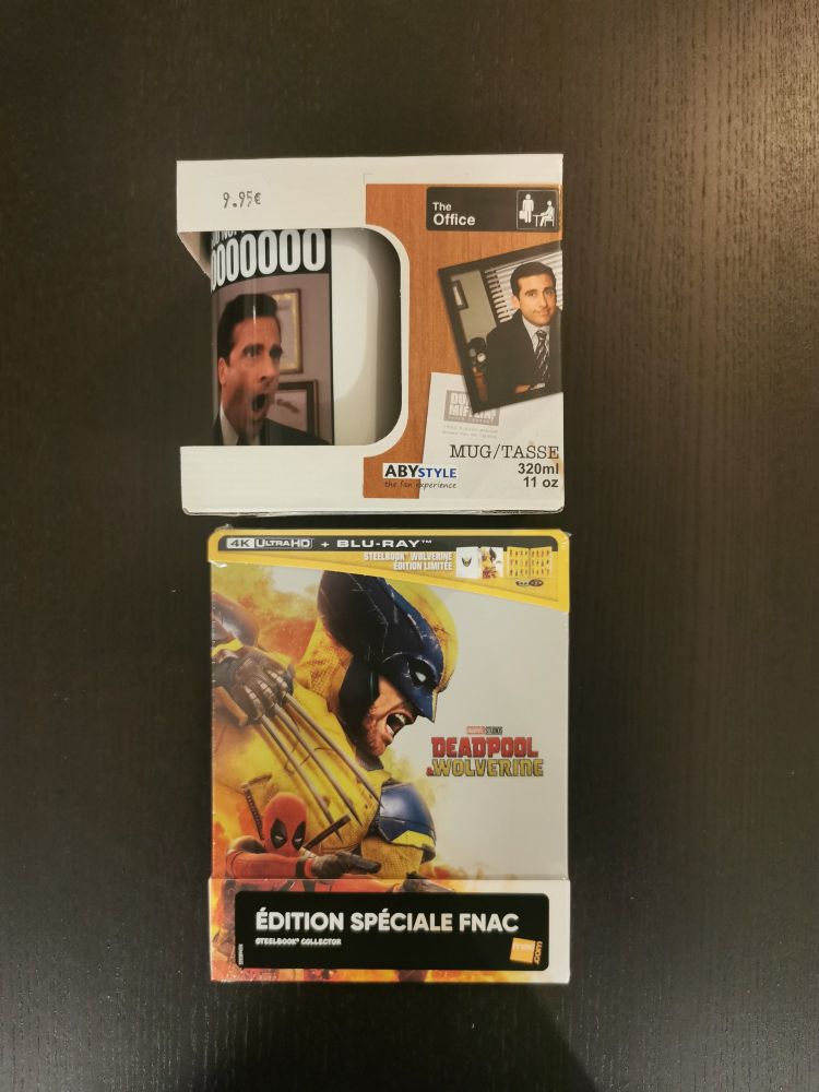 Une tasse de The office et le steelbook de deadpool et Wolverine 
