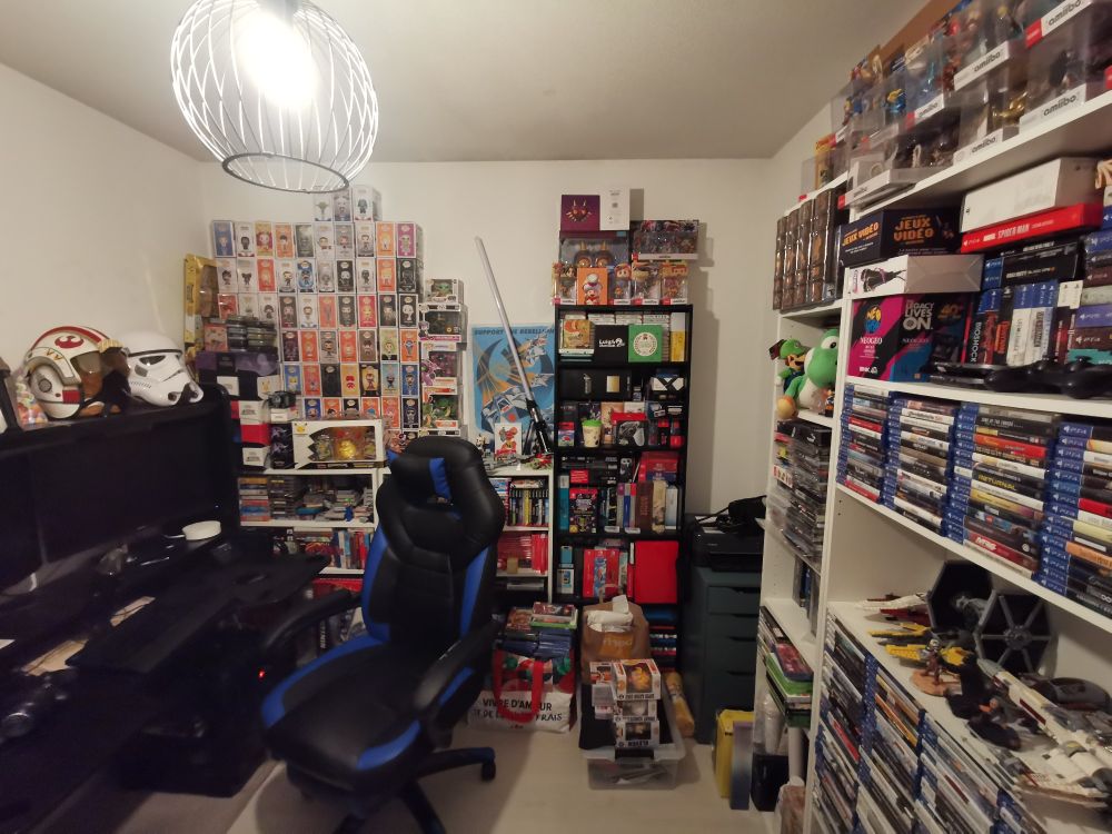 Un bureau gaming avec des jeux vidéo et des lego et des accessoires divers