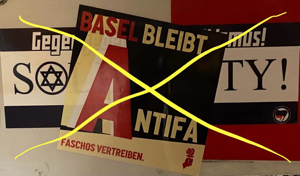 Ein Aufkleber gegen Antisemitismus überklebt von einem Aufkleber JUSO Basel.

Aufkleber der JUSO Basel: Basel bleibt Antifa. Faschos vertreiben. Logo der JUSO Schweiz

Aufkleber gegen Antisemitismus: Ein länglich-breiter Aufkleber, in der Mitte steht gross "SOLIDARITY!" im "O" ist ein Davidsstern. Obendrüber steht "Gegen jeden Antisemitismus!", zuunterst "immer, überall" und ein Antifa-Logo.