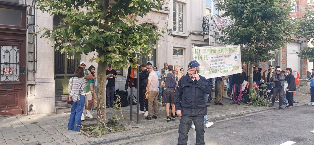Vanochtend heeft de politie van politiezone Brussel Noord het huis aan de Sleeckxlaan in Schaarbeek ontruimd. Daar verbleef sinds ongeveer tien maanden een groep mensen zonder papieren.