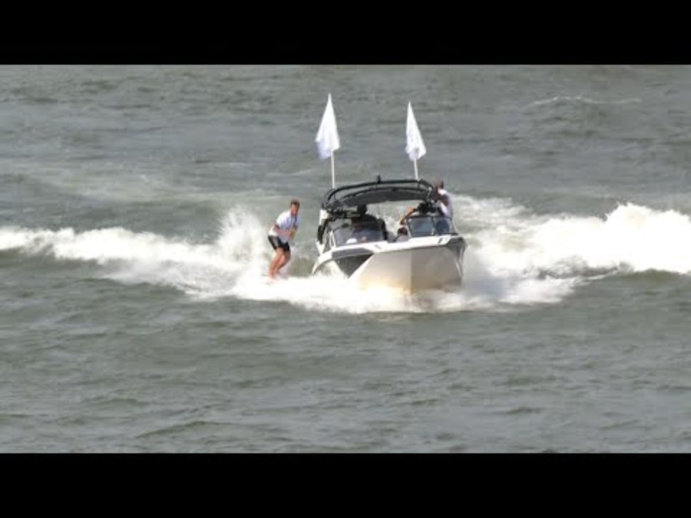 JO: le médaillé d'or Kauli Vaast surfe sur la Seine | AFP Images