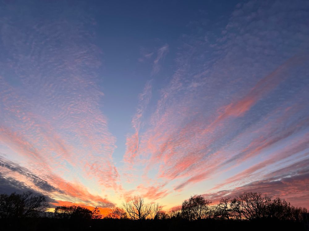 Kurz nach Sonnenuntergang. Bizarre Wolkenbilder in verschiedenen Farbtönen.