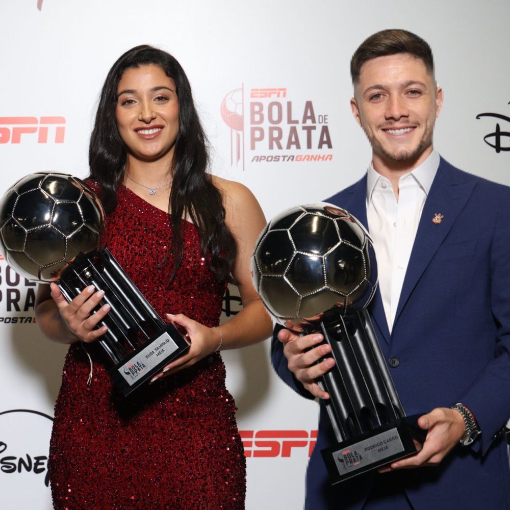 Duda Sampaio e Rodrigo Garro posando juntos com seus troféus de Bola de Prata da ESPN