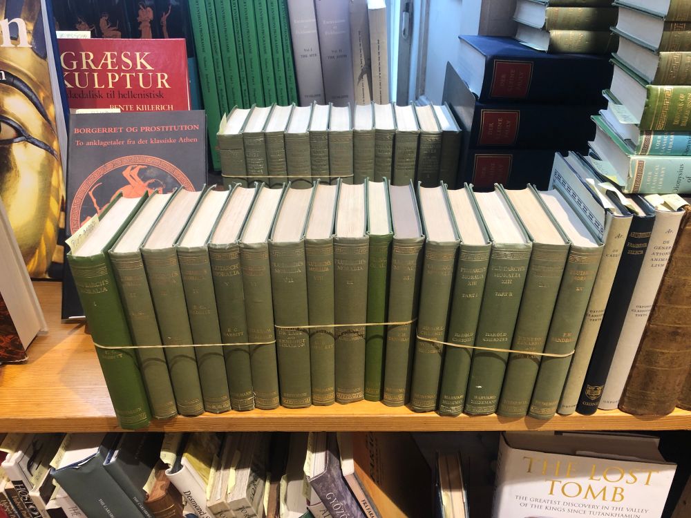 Apparently a classicist recently died and all their Plutarch loebs are in Fiolstræde.